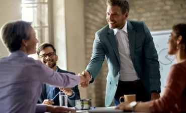 Qual a diferença de outplacement e Replacement?