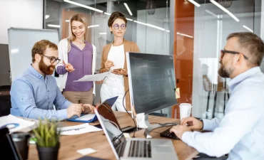 Entenda como o coaching de carreira pode ajudar jovens na busca pelo primeiro emprego