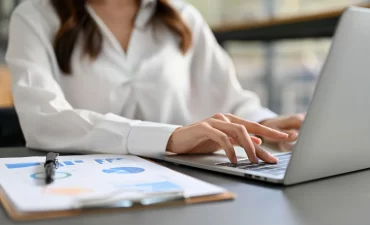 Qual a diferenca entre transição de carreira e recolocação profissional?